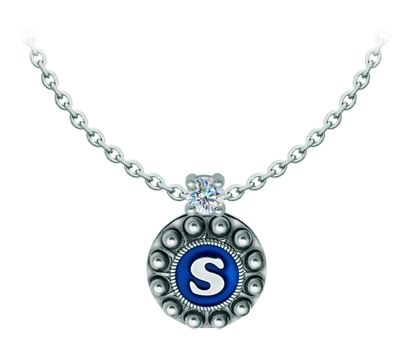 Personalisierter Charro Button-Anhänger mit Moissanit in Silber (Blau)Ref. Code: CO2031Personalisierter Anhänger aus Sterlingsilber mit einer eingebrannten emaillierten Initiale Ihres Namens und einem 5 mm großen Moissanit im Brillantschliff.Moissanit ist ein im Labor hergestellter Edelstein, der aufgrund seiner Schönheit und seiner einzigartigen Eigenschaften einen besonderen Platz in der Schmuckherstellung einnimmt. Er besticht durch seinen diamantenähnlichen Glanz und seine hohe Festigkeit (9,25 auf der Mohs-Skala).Ursprünglich wurde er Ende des 19. Jahrhunderts in einem Meteoriten entdeckt, und dieser 