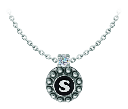 Personalisierter Charro Button-Anhänger mit Moissanit in Silber (Schwarz)Ref. Code: CO2031Personalisierter Anhänger aus Sterlingsilber mit einer eingebrannten emaillierten Initiale Ihres Namens und einem 5 mm großen Moissanit im Brillantschliff.Moissanit ist ein im Labor hergestellter Edelstein, der aufgrund seiner Schönheit und seiner einzigartigen Eigenschaften einen besonderen Platz in der Schmuckherstellung einnimmt. Er besticht durch seinen diamantenähnlichen Glanz und seine hohe Festigkeit (9,25 auf der Mohs-Skala).Ursprünglich wurde er Ende des 19. Jahrhunderts in einem Meteoriten entdeckt, und dieser 