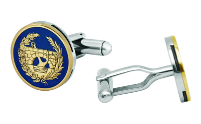 Boutons de manchette ronds en or "Ingenieros de Caminos, Canales y Puertos"Referencia: GE0285Boutons de manchette avec les armoiries d'un ingénieur civil, sculptées en bas-relief dans l'or 18 carats et émaillées au four, complétant un travail minutieux de grande qualité, avec une finition émaillée.Toutes les professions et carrières sont disponibles : Avocat (Lawyer / Law), Agent commercial, Métreur, Architecte (Architecture), ATS (Nursing), Beaux-Arts, Sciences biologiques (Biologie), Sciences exactes, Sciences physiques, Sciences politiques, Sciences politiques et économiques, Sciences chimiques, Commerce, Dessinateur, Economie, Etudes commerciales, Pharmacie, Philosophie et Lettres, Géographie, Géologie (Geology), Diplômé social, Informatique, Génie agricole, Génie civil, Génie électronique, Génie forestier, Génie minier, Génie naval, Génie industriel supérieur, Génie technique industriel, Génie des télécommunications, Génie textile, Bijouterie, Enseignement, Médecine, Musique, Psychologie, Topographie, Dentisterie, Optique, Journalisme, Médecine vétérinaire.Et si nous n'avons pas la vôtre, n'hésitez pas à nous contacter.Medida: 18x18mm.