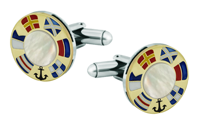 Boutons de manchette personnalisés en or, nacre et acier inoxydable "Drapeaux nautiques"Referencia: GE0329Boutons de manchette en or 18 carats et acier avec son nom représenté avec des drapeaux nautiques émaillés, finis avec une pièce de nacre naturelle au centre.Medida: 18x18mm.