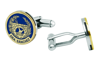 Personalisierte Manschettenknöpfe aus Gold und Stahl "Ingenieros de Caminos, Canales y Puertos"Ref. Code: GE0385Manschettenknöpfe mit dem Wappen der Zivilingenieure, in Flachrelief aus 18-karätigem Gold geschnitzt und im Ofen emailliert, personalisiert mit Ihrem Namen oder einem besonderen Datum, als Abschluss einer sorgfältigen Arbeit von großer Qualität.Schließe mit Emaille-Finish.Wir haben alle Berufe und Laufbahnen im Angebot: Anwaltschaft (Anwalt / Recht), Handelsvertreter, Quantity Surveyor, Architekt (Architektur), ATS (Krankenpflege), Bildende Kunst, Biologische Wissenschaften (Biologie), Exakte Wissenschaften, Physikalische Wissenschaften, Politische Wissenschaften, Politik- und Wirtschaftswissenschaften, Chemische Wissenschaften, Handel, Zeichner, Wirtschaft, Betriebswirtschaft, Pharmazie, Philosophie und Literatur, Geographie, Geologie (Geologie), Sozialwissenschaftler, Informatik, Agraringenieurwesen, Bauingenieurwesen, Elektrotechnik, Forstingenieurwesen, Bergbauingenieurwesen, Schiffbau, Höheres Wirtschaftsingenieurwesen, Technisches Wirtschaftsingenieurwesen, Fernmeldetechnik, Textilingenieurwesen, Schmuck, Lehramt, Medizin, Musik, Psychologie, Topographie, Odontologie, Optik, Journalismus, Veterinärmedizin.Und wenn wir Ihre nicht haben, kontaktieren Sie uns bitte.Gr&ouml;&szlig;e: 18x18mm.