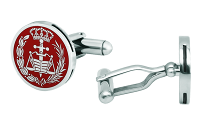 Runde silberne Manschettenknöpfe "Derecho" (rechts) (Rot)Ref. Code: GE0405Manschettenknöpfe mit dem Wappen des Barristers, in Flachrelief aus Sterlingsilber geschnitzt und einbrennlackiert, als Abschluss einer sorgfältigen Arbeit von hoher Qualität.Wir haben alle Berufe und Laufbahnen im Angebot: Anwaltschaft (Anwalt / Recht), Handelsvertreter, Quantity Surveyor, Architekt (Architektur), ATS (Krankenpflege), Bildende Kunst, Biologische Wissenschaften (Biologie), Exakte Wissenschaften, Physikalische Wissenschaften, Politische Wissenschaften, Politik- und Wirtschaftswissenschaften, Chemische Wissenschaften, Handel, Zeichner, Wirtschaft, Betriebswirtschaft, Pharmazie, Philosophie und Literatur, Geographie, Geologie (Geologie), Sozialwissenschaftler, Informatik, Agraringenieurwesen, Bauingenieurwesen, Elektrotechnik, Forstingenieurwesen, Bergbauingenieurwesen, Schiffbau, Höheres Wirtschaftsingenieurwesen, Technisches Wirtschaftsingenieurwesen, Fernmeldetechnik, Textilingenieurwesen, Schmuck, Lehramt, Medizin, Musik, Psychologie, Topographie, Odontologie, Optik, Journalismus, Veterinärmedizin.Und wenn wir Ihre nicht haben, kontaktieren Sie uns bitte.Gr&ouml;&szlig;e: 18x18mm.