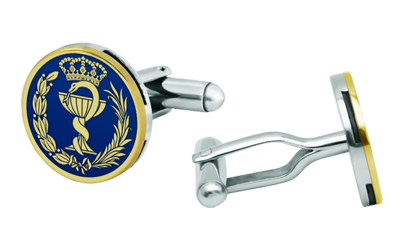 Boutons de manchette ronds en or "Pharmacie" (Bleu)Referencia: GE0406Boutons de manchette aux armoiries de la pharmacie, sculptées en bas-relief dans l'or 18 carats et émaillées au four, complétant un travail minutieux de grande qualité.Toutes les professions et carrières sont disponibles : Avocat, Agent commercial, Métreur, Architecte, ATS, Beaux-Arts, Sciences biologiques, Sciences exactes, Sciences physiques, Sciences politiques, Sciences politiques et économiques, Sciences chimiques, Commerce, Dessinateur, Economie, Gestion, Pharmacie, Philosophie et Lettres, Géographie, Géologie, Sciences sociales, Informatique, Génie agricole, Génie civil, Génie électronique, Génie forestier, Génie minier, Génie naval, Génie industriel supérieur, Génie technique industriel, Génie des télécommunications, Génie textile, Bijouterie, Enseignement, Médecine, Musique, Psychologie, Topographie, Odontologie, Optique, Journalisme, Médecine vétérinaire.Et si nous n'avons pas le vôtre, n'hésitez pas à nous contacter.Medida: 18x18mm.