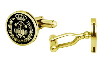 Boutons de manchette plaqués or pour ingénieurs industriels (Noir)Referencia: GE0407Boutons de manchette avec écusson d'Industriales sculpté en bas-relief, émaillé au four et plaqué or.Toutes les professions et carrières sont disponibles : Avocat, Agent commercial, Métreur, Architecte, ATS, Beaux-Arts, Sciences biologiques, Sciences exactes, Sciences physiques, Sciences politiques, Sciences politiques et économiques, Sciences chimiques, Commerce, Dessinateur, Economie, Gestion, Pharmacie, Philosophie et Lettres, Géographie, Géologie, Sciences sociales, Informatique, Génie agricole, Génie civil, Génie électronique, Génie forestier, Génie minier, Génie naval, Génie industriel supérieur, Génie technique industriel, Génie des télécommunications, Génie textile, Bijouterie, Enseignement, Médecine, Musique, Psychologie, Topographie, Odontologie, Optique, Journalisme, Médecine vétérinaire.Et si nous n'avons pas le vôtre, n'hésitez pas à nous contacter.Medida: 18x18mm.