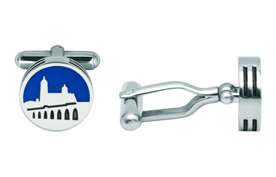 Gemelos Vista de Salamanca en plata con tres alturas (Azul)Referencia: GE0413Gemelos con la monumental vista del Puente Romano y la Catedral de Salamanca tallada bajo relieve en plata de ley y esmaltados al horno, con un grueso de 4mm en tres alturas.Trabajo artesanal de gran minuciosidad.Medida: 14x14mm.