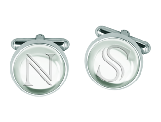 Gemelos de plata con cristal de roca personalizado con inicialReferencia: GE0423Gemelos fabricados en plata de ley con un cabujón de cristal de roca de 14x14mm personalizado con su inicial grabada.Medida: 16x16mm.