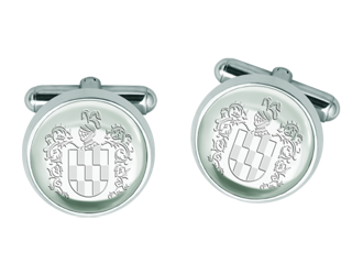 Silberne Manschettenknöpfe mit eingraviertem Familienwappen aus KristallRef. Code: GE0424Manschettenknöpfe aus Sterlingsilber mit einem 14x14mm großen Glas-Cabochon, auf dessen Rückseite das Wappen Ihres Familiennamens eingraviert ist.Moissanit ist ein im Labor hergestellter Edelstein, der aufgrund seiner Schönheit und seiner einzigartigen Eigenschaften einen besonderen Platz in der Schmuckherstellung einnimmt. Er besticht durch seinen diamantenähnlichen Glanz und seine hohe Festigkeit (9,25 auf der Mohs-Skala).Ursprünglich wurde er Ende des 19. Jahrhunderts in einem Meteoriten entdeckt, und dieser 