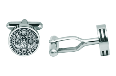 Boutons de manchette représentant le blason de l'université de Salamanque, en argent et en acier (Noir)Referencia: GE0425Boutons de manchette ornés du blason de l'université de Salamanque, gravé en bas-relief sur de l'argent massif et de l'acier poli, d'une épaisseur de 4 mm.Le travail est minutieux et soigné.Medida: 14x14mm.