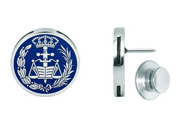 Insignia profesional de Abogados en plata esmaltada y acero (Azul)Referencia: IS0131Insignia de Derecho, fabricada en plata de ley esmaltada a mano y acero pulido suave al tacto.Tenemos todas las profesiones y carreras disponibles: Abogacía (Abogado / Derecho), Agente Comercial, Aparejador, Arquitecto (Arquitectura), ATS (Enfermería), Bellas Artes, Ciencias Biológicas (Biología), Ciencias Exactas, Ciencias Físicas, Ciencias Políticas, Ciencias Políticas y Económicas, Ciencias Químicas, Comercio, Delineante, Economía, Empresariales, Farmacia, Filosofía y Letras, Geografía, Geológicas (Geología), Graduado Social, Informática, Ingeniero Agrónomo, Ingeniero de Caminos, Ingeniero Electrónico, Ingeniero de Montes, Ingeniero de Minas, Ingeniero Naval, Ingeniero Industrial Superior, Ingeniero Técnico Industrial, Ingeniero Telecomunicaciones, Ingeniero Textil, Joyero, Magisterio (Profesor), Medicina, Música, Psicología, Topógrafo (Topografía), Odontología, Óptica, Periodismo, Veterinaria.Y si no tenemos la suya, consultenos.Medida: 18x18mm.