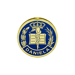 Insignia de oro de 18 ktes con nombre "Medicina" (Azul)Referencia: IS0137Insignia con escudo de Medicina, tallado bajo relieve en oro de 18 ktes y esmaltados al horno, y personalizada con su nombre, completando un minucioso trabajo de gran calidad.Tambien disponible en 14 ktes.Tenemos todas las profesiones y carreras disponibles: Abogacía (Abogado / Derecho), Agente Comercial, Aparejador, Arquitecto (Arquitectura), ATS (Enfermería), Bellas Artes, Ciencias Biológicas (Biología), Ciencias Exactas, Ciencias Físicas, Ciencias Políticas, Ciencias Políticas y Económicas, Ciencias Químicas, Comercio, Delineante, Economía, Empresariales, Farmacia, Filosofía y Letras, Geografía, Geológicas (Geología), Graduado Social, Informática, Ingeniero Agrónomo, Ingeniero de Caminos, Ingeniero Electrónico, Ingeniero de Montes, Ingeniero de Minas, Ingeniero Naval, Ingeniero Industrial Superior, Ingeniero Técnico Industrial, Ingeniero Telecomunicaciones, Ingeniero Textil, Joyero, Magisterio (Profesor), Medicina, Música, Psicología, Topógrafo (Topografía), Odontología, Óptica, Periodismo, Veterinaria.Y si no tenemos la suya, consultenos.Medida: 18x18mm.