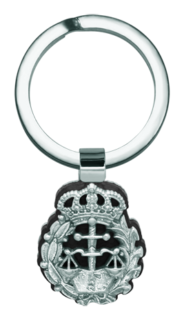 Llavero de facultad de Derecho en plata, celulosa y acero (Negro)Referencia: LL0340Llavero con escudo de la carrera profesional de Derecho en plata de ley, sobre celulosa de colores y acero pulido.Medida: 20x24mm.