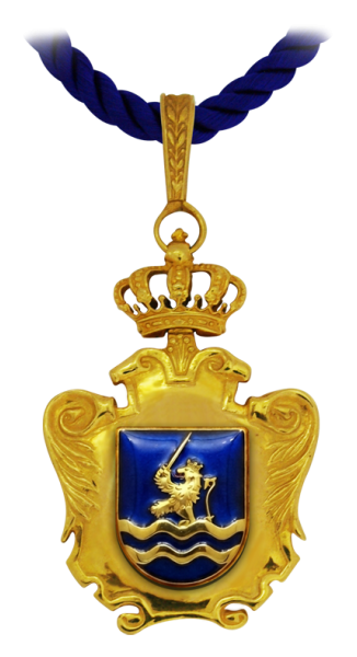 Médaille institutionnelle plaquée or « Blason de la mairie »Referencia: MD0003Médaille institutionnelle plaquée or et émaillée de plusieurs couleurs.Medida: 44x60mm.