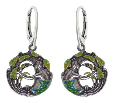 Boucles d'oreilles Art Nouveau en argent "Femme tenant une feuille"Referencia: PE0006Boucles d'oreilles Art nouveau en argent sterling.Robe émaillée bleu, vert ou ambrePièces de musée inspirées des œuvres les plus représentatives des mouvements Art nouveau et Art déco, et du modernisme de la fin du XIXe siècle et du début du XXe siècle.Medida: 21x21mm.