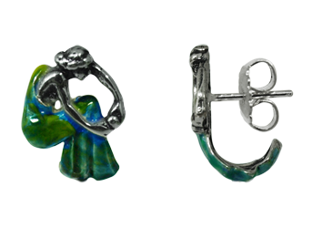 Boucles d'oreilles Art Nouveau en argent sterling "Femme assise" (Bleu)Referencia: PE0941Boucles d'oreilles Art nouveau en argent sterling.Robe émaillée bleue.Fermeture à bouton-pression.Pièces de musée inspirées des œuvres les plus représentatives des mouvements Art nouveau et Art déco, et du modernisme de la fin du XIXe siècle et du début du XXe siècle.Medida: 15x20mm.