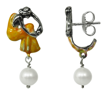 Boucles d'oreilles Art Nouveau en argent et perles "Femme assise" (Orange)Referencia: PE0947Boucles d'oreilles Art nouveau en argent sterling.Robe émaillée orange.Fermeture à bouton-pression.Perle suspendue.Pièces de musée inspirées des œuvres les plus représentatives des mouvements Art nouveau et Art déco, et du modernisme de la fin du XIXe siècle et du début du XXe siècle.Medida: 15x35mm.