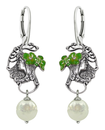 Jugendstil-Ohrringe aus Silber "Frauengesicht mit Blumen"Ref. Code: PE1440Jugendstil-Ohrringe aus Sterlingsilber.Emaillierte Blumen in verschiedenen Farben.10mm Perlenmünze.Museumsstücke, die von den repräsentativsten Werken des Jugendstils, des Art déco und des Modernismus des späten 19. und frühen 20. Jahrhunderts inspiriert sind.Gr&ouml;&szlig;e: 18x39mm.