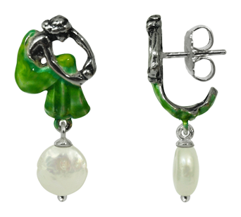 Boucles d'oreilles Art Nouveau en argent et perles "Femme assise"Referencia: PE1588Boucles d'oreilles Art nouveau en argent sterling.Robe émaillée de différentes couleurs.Pièce en perle de 10 mm.Fermeture à bouton-pression.Pièces de musée inspirées des œuvres les plus représentatives des mouvements Art nouveau et Art déco, et du modernisme de la fin du XIXe siècle et du début du XXe siècle.Medida: 16x35mm.