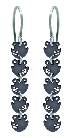 Boucles d'oreilles en ruthénium et acier "Silhouettes de grenouille"Referencia: PE3191Boucles d'oreilles avec 5 silhouettes de grenouilles de 8mm plaquées ruthénium.Medida: 8x8mm.