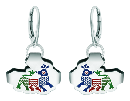 Silberne Ohrringe "Traditionelle Stickerei aus der Sierra de Francia"Ref. Code: PE3266Ohrringe mit einem traditionellen Serrano-Motiv, das in Sterlingsilber geschnitzt und einbrennlackiert ist.Inspiriert von der traditionellen Stickerei der Sierra de Francia, typisch für Städte wie La Alberca, Mogarraz und andere Gemeinden in der Sierra, wo Sie diese Kunstwerke genießen können.Gr&ouml;&szlig;e: 24x18mm.
