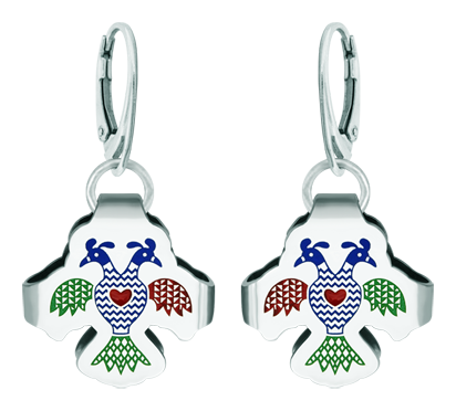 Silberohrringe "Zweiköpfiger Vogel in traditioneller Stickerei aus der Sierra de Francia"Ref. Code: PE3267Ohrringe mit einem traditionellen Serrano-Motiv, das in Sterlingsilber geschnitzt und einbrennlackiert ist.Inspiriert von der traditionellen Stickerei der Sierra de Francia, typisch für Städte wie La Alberca, Mogarraz und andere Gemeinden in der Sierra, wo Sie diese Kunstwerke genießen können.Gr&ouml;&szlig;e: 23x23mm.