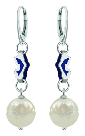 Boucles d'oreilles en argent et perles "Dauphins"Referencia: PE3284Boucles d'oreilles dauphin en argent sterling émaillé et ajouré avec une perle de monnaie de 14 mm à la base.Medida: 15x7mm.