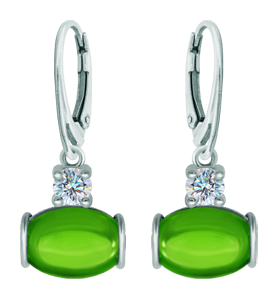 Pendientes de plata con moissanita y cristal de colores (Verde)Referencia: PE3346Pendientes fabricados en plata de ley con un cabujón de cristal de colores de 14x10mm y una moissanita talla brillante de 5mm engastada.La moissanita es una gema preciosa creada en laboratorio que se ha ganado un lugar especial en la joyería por su belleza y cualidades únicas, deslumbra por su brillo superior al del diamante y su gran resistencia (9,25 en la escala de Mohs).Descubierta originalmente en un meteorito a finales del siglo XIX, y ese origen “estelar” le otorga un encanto singular.Llena de destellos únicos, combina lujo y elegancia en una sola joya.Medida: 14x10mm.