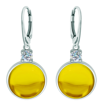 Pendientes de plata con cristal de colores y moissanita (Amarillo)Referencia: PE3347Pendientes fabricados en plata de ley con un cabujón de cristal de colores de 16x16mm y una moissanita talla brillante de 5mm engastada.La moissanita es una gema preciosa creada en laboratorio que se ha ganado un lugar especial en la joyería por su belleza y cualidades únicas, deslumbra por su brillo superior al del diamante y su gran resistencia (9,25 en la escala de Mohs).Descubierta originalmente en un meteorito a finales del siglo XIX, y ese origen “estelar” le otorga un encanto singular.Llena de destellos únicos, combina lujo y elegancia en una sola joya.Medida: 18x18mm.