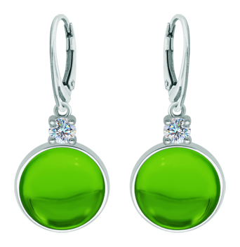 Pendientes de plata con cristal de colores y moissanita (Verde)Referencia: PE3347Pendientes fabricados en plata de ley con un cabujón de cristal de colores de 16x16mm y una moissanita talla brillante de 5mm engastada.La moissanita es una gema preciosa creada en laboratorio que se ha ganado un lugar especial en la joyería por su belleza y cualidades únicas, deslumbra por su brillo superior al del diamante y su gran resistencia (9,25 en la escala de Mohs).Descubierta originalmente en un meteorito a finales del siglo XIX, y ese origen “estelar” le otorga un encanto singular.Llena de destellos únicos, combina lujo y elegancia en una sola joya.Medida: 18x18mm.