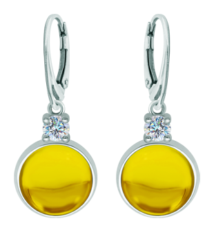Boucles d'oreilles en argent avec moissanite et cabochon en verre (Jaune)Referencia: PE3348Boucles d'oreilles en argent sterling avec un cabochon en verre coloré de 14x14mm et une moissanite de 5mm taillée en brillant.La moissanite est une pierre précieuse créée en laboratoire qui a gagné une place spéciale dans la joaillerie en raison de sa beauté et de ses qualités uniques. Elle éblouit par son éclat semblable à celui d'un diamant et par sa grande résistance (9,25 sur l'échelle de Mohs).Découverte à l'origine dans une météorite à la fin du 19e siècle, cette origine 