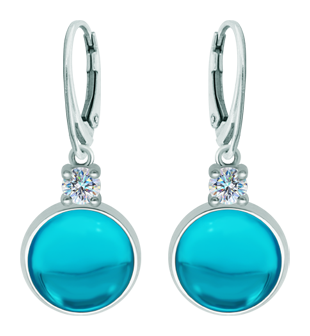 Pendientes de plata con moissanita y cristal de colores (Azul)Referencia: PE3348Pendientes fabricados en plata de ley con un cabujón de cristal de colores de 14x14mm y una moissanita talla brillante de 5mm engastada.La moissanita es una gema preciosa creada en laboratorio que se ha ganado un lugar especial en la joyería por su belleza y cualidades únicas, deslumbra por su brillo superior al del diamante y su gran resistencia (9,25 en la escala de Mohs).Descubierta originalmente en un meteorito a finales del siglo XIX, y ese origen “estelar” le otorga un encanto singular.Llena de destellos únicos, combina lujo y elegancia en una sola joya.Medida: 16x16mm.