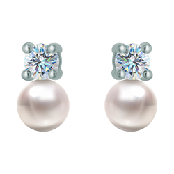 Ohrringe aus Silber, Moissanit und PerlenRef. Code: PE3352Sterlingsilber-Ohrringe mit 7 mm großen Moissaniten im Brillantschliff und einer 10 mm großen Perle.Moissanit ist ein im Labor hergestellter Edelstein, der aufgrund seiner Schönheit und seiner einzigartigen Eigenschaften einen besonderen Platz in der Schmuckherstellung einnimmt. Er besticht durch seinen diamantenähnlichen Glanz und seine hohe Festigkeit (9,25 auf der Mohs-Skala).Ursprünglich wurde er Ende des 19. Jahrhunderts in einem Meteoriten entdeckt, und dieser 