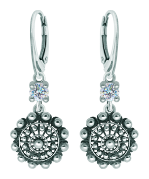 Pendientes Botón Charro de plata con moissanitaReferencia: PE3355Pendientes fabricados en plata de ley acompañados con una moissanita talla brillante de 5mm engastada.La moissanita es una gema preciosa creada en laboratorio que se ha ganado un lugar especial en la joyería por su belleza y cualidades únicas, deslumbra por su brillo superior al del diamante y su gran resistencia (9,25 en la escala de Mohs).Descubierta originalmente en un meteorito a finales del siglo XIX, y ese origen “estelar” le otorga un encanto singular.Llena de destellos únicos, combina lujo y elegancia en una sola joya.Medida: 16x16mm.