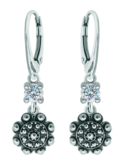 Boucles d'oreilles boutons Charro en argent avec moissaniteReferencia: PE3356Boucles d'oreilles en argent sterling accompagnées d'une moissanite de 5 mm à taille brillante.La moissanite est une pierre précieuse créée en laboratoire qui a gagné une place spéciale dans la joaillerie en raison de sa beauté et de ses qualités uniques. Elle éblouit par son éclat semblable à celui d'un diamant et par sa grande résistance (9,25 sur l'échelle de Mohs).Découverte à l'origine dans une météorite à la fin du 19e siècle, cette origine 