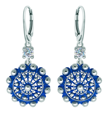 Emaillierte Ohrringe aus Sterlingsilber mit Moissanit (Blau)Ref. Code: PE3357Ohrringe aus gebranntem emailliertem Sterlingsilber mit einem 5 mm großen Moissanit im Brillantschliff.Moissanit ist ein im Labor hergestellter Edelstein, der aufgrund seiner Schönheit und seiner einzigartigen Eigenschaften einen besonderen Platz in der Schmuckherstellung einnimmt. Er besticht durch seinen diamantenähnlichen Glanz und seine hohe Festigkeit (9,25 auf der Mohs-Skala).Ursprünglich wurde er Ende des 19. Jahrhunderts in einem Meteoriten entdeckt, und dieser 