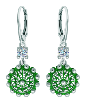 Pendientes Botón Charro de plata esmaltada con moissanita (Verde)Referencia: PE3358Pendientes fabricados en plata de ley esmaltada al horno acompañados de una moissanita talla brillante de 5mm engastada.La moissanita es una gema preciosa creada en laboratorio que se ha ganado un lugar especial en la joyería por su belleza y cualidades únicas, deslumbra por su brillo superior al del diamante y su gran resistencia (9,25 en la escala de Mohs).Descubierta originalmente en un meteorito a finales del siglo XIX, y ese origen “estelar” le otorga un encanto singular.Llena de destellos únicos, combina lujo y elegancia en una sola joya.Medida: 16x16mm.