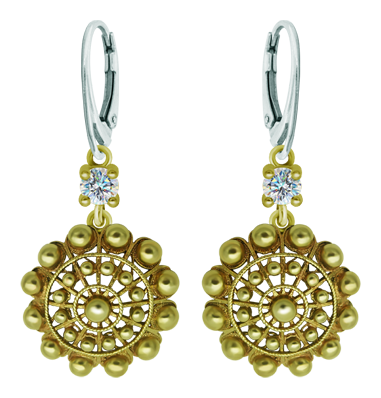 Pendientes Botón Charro chapados en oro con moissanitaReferencia: PE3360Pendientes chapados en oro acompañados de una moissanita talla brillante de 5mm engastada.La moissanita es una gema preciosa creada en laboratorio que se ha ganado un lugar especial en la joyería por su belleza y cualidades únicas, deslumbra por su brillo superior al del diamante y su gran resistencia (9,25 en la escala de Mohs).Descubierta originalmente en un meteorito a finales del siglo XIX, y ese origen “estelar” le otorga un encanto singular.Llena de destellos únicos, combina lujo y elegancia en una sola joya.Medida: 21x21mm.