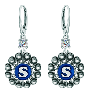 Personalisierte Charro Button-Ohrringe aus Silber mit Moissanit (Blau)Ref. Code: PE3363Personalisierte Sterling Silber Ohrringe mit Ihrem Namen Initialen emailliert in den Ofen mit einem 5 mm Brillantschliff Moissanit in den Ohrring gesetzt.Moissanit ist ein im Labor hergestellter Edelstein, der aufgrund seiner Schönheit und seiner einzigartigen Eigenschaften einen besonderen Platz in der Schmuckherstellung einnimmt. Er besticht durch seinen diamantenähnlichen Glanz und seine hohe Festigkeit (9,25 auf der Mohs-Skala).Ursprünglich wurde er Ende des 19. Jahrhunderts in einem Meteoriten entdeckt, und dieser 