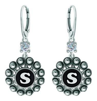 Personalisierte Charro Button-Ohrringe aus Silber mit Moissanit (Schwarz)Ref. Code: PE3363Personalisierte Sterling Silber Ohrringe mit Ihrem Namen Initialen emailliert in den Ofen mit einem 5 mm Brillantschliff Moissanit in den Ohrring gesetzt.Moissanit ist ein im Labor hergestellter Edelstein, der aufgrund seiner Schönheit und seiner einzigartigen Eigenschaften einen besonderen Platz in der Schmuckherstellung einnimmt. Er besticht durch seinen diamantenähnlichen Glanz und seine hohe Festigkeit (9,25 auf der Mohs-Skala).Ursprünglich wurde er Ende des 19. Jahrhunderts in einem Meteoriten entdeckt, und dieser 