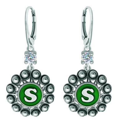 Pendientes Botón Charro personalizados en plata con moissanita (Verde)Referencia: PE3363Pendientes fabricados en plata de ley personalizados con inicial de su nombre esmaltada al horno acompañados de una moissanita talla brillante de 5mm engastada.La moissanita es una gema preciosa creada en laboratorio que se ha ganado un lugar especial en la joyería por su belleza y cualidades únicas, deslumbra por su brillo superior al del diamante y su gran resistencia (9,25 en la escala de Mohs).Descubierta originalmente en un meteorito a finales del siglo XIX, y ese origen “estelar” le otorga un encanto singular.Llena de destellos únicos, combina lujo y elegancia en una sola joya.Medida: 21x21mm.