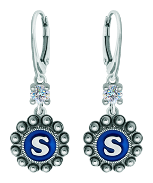 Pendientes Botón Charro personalizados en plata con moissanita (Azul)Referencia: PE3364Pendientes fabricados en plata de ley personalizados con inicial de su nombre esmaltada al horno acompañados de una moissanita talla brillante de 5mm engastada.La moissanita es una gema preciosa creada en laboratorio que se ha ganado un lugar especial en la joyería por su belleza y cualidades únicas, deslumbra por su brillo superior al del diamante y su gran resistencia (9,25 en la escala de Mohs).Descubierta originalmente en un meteorito a finales del siglo XIX, y ese origen “estelar” le otorga un encanto singular.Llena de destellos únicos, combina lujo y elegancia en una sola joya.Medida: 16x16mm.