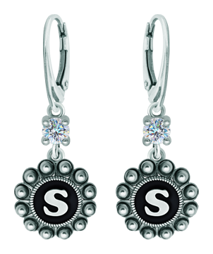 Boucles d'oreilles personnalisées Charro Button en argent avec moissanite (Noir)Referencia: PE3364Boucles d'oreilles personnalisées en argent sterling avec l'initiale de votre nom émaillée dans le four et une moissanite de 5 mm de taille brillante sertie dans la boucle d'oreille.La moissanite est une pierre précieuse créée en laboratoire qui a gagné une place spéciale dans la joaillerie en raison de sa beauté et de ses qualités uniques. Elle éblouit par son éclat semblable à celui d'un diamant et par sa grande résistance (9,25 sur l'échelle de Mohs).Découverte à l'origine dans une météorite à la fin du 19e siècle, cette origine 