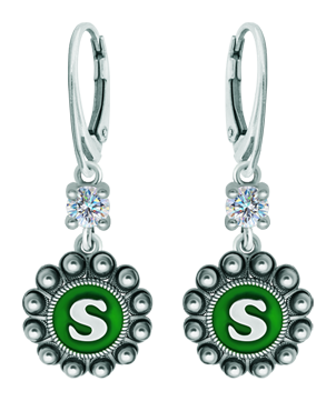 Pendientes Botón Charro personalizados en plata con moissanita (Verde)Referencia: PE3364Pendientes fabricados en plata de ley personalizados con inicial de su nombre esmaltada al horno acompañados de una moissanita talla brillante de 5mm engastada.La moissanita es una gema preciosa creada en laboratorio que se ha ganado un lugar especial en la joyería por su belleza y cualidades únicas, deslumbra por su brillo superior al del diamante y su gran resistencia (9,25 en la escala de Mohs).Descubierta originalmente en un meteorito a finales del siglo XIX, y ese origen “estelar” le otorga un encanto singular.Llena de destellos únicos, combina lujo y elegancia en una sola joya.Medida: 16x16mm.