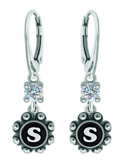 Boucles d'oreilles personnalisées Charro Button en argent avec moissanite (Noir)Referencia: PE3365Boucles d'oreilles personnalisées en argent sterling avec l'initiale de votre nom émaillée dans le four et une moissanite de 5 mm de taille brillante sertie dans la boucle d'oreille.La moissanite est une pierre précieuse créée en laboratoire qui a gagné une place spéciale dans la joaillerie en raison de sa beauté et de ses qualités uniques. Elle éblouit par son éclat semblable à celui d'un diamant et par sa grande résistance (9,25 sur l'échelle de Mohs).Découverte à l'origine dans une météorite à la fin du 19e siècle, cette origine 
