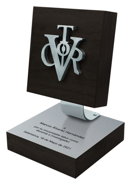 Trophée institutionnel en acier et bois massif "Vitor de la Universidad de Salamanca"Referencia: PL0320Trophée en acier et bois massif wengé.Possibilité de graver un texte commémoratif.Nous créons différents trophées, récompenses ou plaques commémoratives, personnalisés avec n'importe quel anagramme, écusson ou logo.Dimensions du support : 14x14x3cm.Dimensions de l'assiette : 14x14x3cm.Dimensions de la figurine : 9x9cm.Medida: 140x140mm.