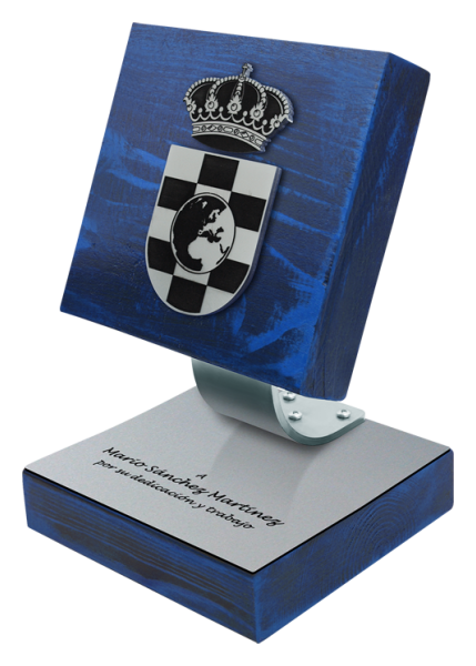 Trophée en acier et bois massif "Ayuntamiento de Pinto" (Bleu)Referencia: PL0330Plaque en acier et bois massif avec anagramme en relief.Possibilité de graver un texte commémoratif.Nous créons différents trophées, récompenses ou plaques commémoratives, personnalisés avec n'importe quel anagramme, écusson ou logo.Dimensions du support : 14x14x3cm.Dimensions de l'assiette : 14x14x3cm.Medida: 140x140mm.