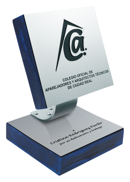 Trophée en acier et bois massif, avec logo ajouré "Aparejadores y Arquitectos Técnicos" (Géomètres et Architectes Techniques) (Bleu)
Referencia: PL0332
Trophée en acier et bois massif avec anagramme gravé.
Dessin réalisé pour l'Illustre Collège des métreurs et architectes techniques de Ciudad Real.
Possibilité de graver un texte commémoratif.
Nous créons différents trophées, récompenses ou plaques commémoratives, personnalisés avec n'importe quel anagramme, écusson ou logo.
Dimensions du support : 14x14x3cm.
Dimensions de l'assiette : 14x14x3cm.
Medida: 140x140mm. Trophée en acier et bois massif, avec logo ajouré "Aparejadores y Arquitectos Técnicos" (Géomètres et Architectes Techniques) (Bleu)
Referencia: PL0332
Trophée en acier et bois massif avec anagramme gravé.
Dessin réalisé pour l'Illustre Collège des métreurs et architectes techniques de Ciudad Real.
Possibilité de graver un texte commémoratif.
Nous créons différents trophées, récompenses ou plaques commémoratives, personnalisés avec n'importe quel anagramme, écusson ou logo.
Dimensions du support : 14x14x3cm.
Dimensions de l'assiette : 14x14x3cm.
Medida: 140x140mm.