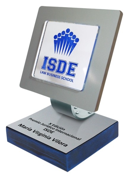 Placa de acero y madera maciza "ISDE Law Business School" (Bleu)Referencia: PL0336Placa fabricada en acero y madera maciza con anagrama grabado.Medidas de la peana: 14x14x3cm.Medidas de la placa: 14x14x3cm.Medida: 140x140mm.
