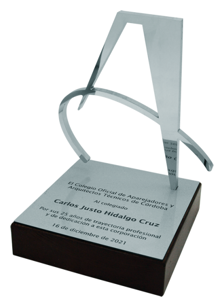 Trophée en acier et bois massif avec logo aérien "Aparejadores y Arquitectos Técnicos"Referencia: PL0352Trophée commémoratif en acier et bois massif avec logo en acier.Dessin réalisé pour l'Illustre Association des métreurs et architectes techniques de Cordoue.Dimensions du support : 14x14x3cm.Dimensions de la figurine : 16x17cm.Possibilité de graver un texte commémoratif.Nous créons différents trophées, récompenses ou plaques commémoratives, personnalisés avec n'importe quel anagramme, écusson ou logo.Medida: 160x200mm.