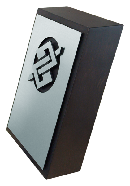 Trophée institutionnel en acier et bois massif avec logo ajouréReferencia: PL0358Trophée hommage en bois massif et acier.Pièce exclusive au design unique avec une inclinaison non soutenue.Possibilité de graver un texte commémoratif.Nous créons différents trophées, récompenses ou plaques commémoratives, personnalisés avec n'importe quel anagramme, écusson ou logo.Dimensions : 14x18x6cm.Medida: 140x180mm.