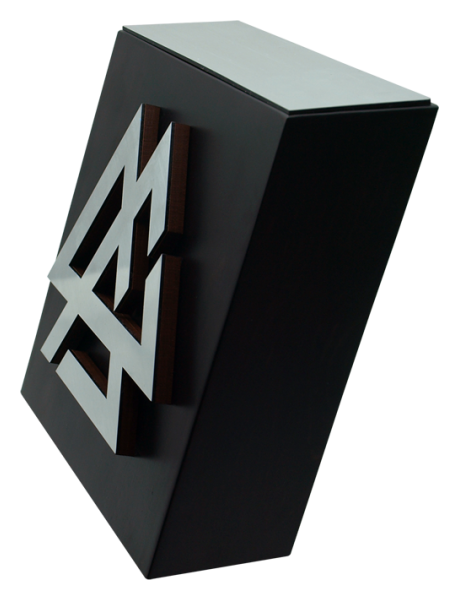 Trophy in steel and solid wood, with volume logoRef. code: PL0359Institutional trophy made of solid wood and steel.Exclusive piece with a unique design with unsupported inclination.Possibility of engraving a commemorative text.We create different trophies, awards or commemorative plaques, personalized with any anagram, shield or logo.Measures: 14x14x6cm.Size: 140x140mm.